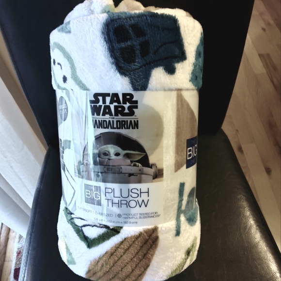 NWT  Star Wars Mandalorian  Plush Throw 5ft x 6ft Firm Price - Picture 1 of 2